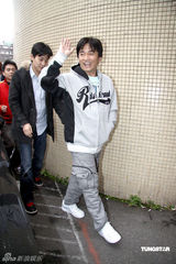 幻灯图：侯佩岑录节目避谈婚讯 吴宗宪代媒体恭喜