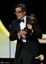 组图：艾美奖现场 迈克尔-阿兰获喜剧类最佳导演奖