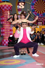 幻灯图：瑶瑶《我猜》秀性感 遭阿雅“咸猪手”