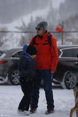 组图：《爸爸》雪乡抢先看 萌娃玩雪脸蛋红扑扑