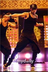 组图：雪莉灿烈主持MCD 金贤重扯衣秀人鱼线