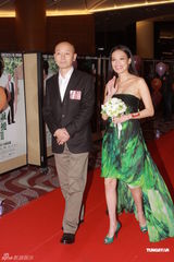 组图：《非2》香港首映 舒淇与葛优牵手走红毯