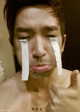 组图：韩团神话后台花絮搞怪 晒奖笑成花