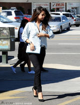 组图：赛琳娜深V衬衫OL风 黑超高跟超有范儿