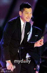 组图：Rain服军役期间奉命演出 不穿军装穿正装