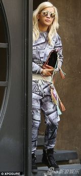 组图：瑞塔奥拉另类服装吸睛 与男友分别忙献吻