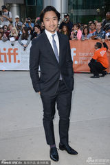 组图：《铁路劳工》首映 妮可基德曼微露乳沟