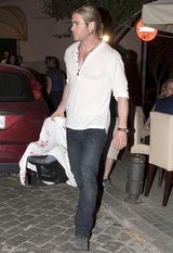 组图：“雷神”克里斯马德里街头抱女儿秀父爱