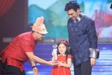 高清组图：钟镇涛和闺女抢戏 小女儿显露明星锋芒
