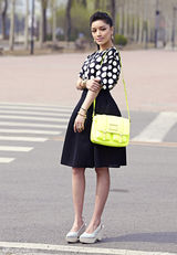 组图：江映蓉夏日街拍展露修长美腿