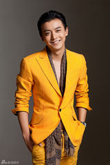 组图：李佳航新春写真 橘色西装温暖贺岁