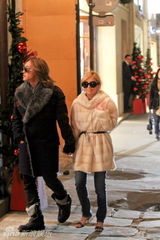 组图：滨崎步与新男友十指紧扣浪漫游巴黎