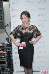 组图：艳星陈雅伦搂裸男 否认为李思捷人工受孕