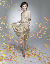 组图：孙俪登封面展魅力笑容 色彩缤纷花瓣飞舞