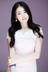 组图：黎一萱清新写真出炉 长发披肩妆容清透