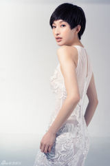 组图：张俪双子时尚季 白黑纯粹秀完美裸背