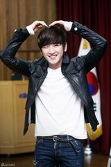 组图：韩国神话组合成员李珉宇结束兵役与粉丝见面