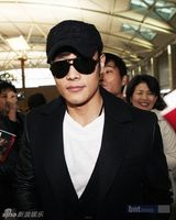 组图：宋承宪韩孝珠亮相机场 将出席MAMA颁奖礼