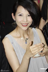 组图：蔡少芬现身品茶 “皇后娘娘”亲和十足