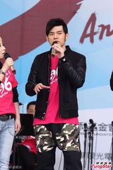 组图：周杰伦助阵公益快闪 现场拉弓粉丝热情