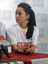 高清图：张静初赴港参加赈灾义演 计划赶往灾区