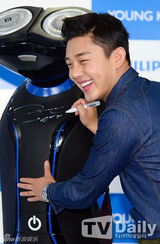 组图：刘亚仁亮相代言发布会 雅痞风帅气迷人