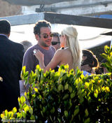 组图：希尔顿激吻《宿醉》导演托德 觅新欢进展迅猛