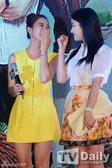 组图：郑珍云韩胜妍亮相《丛林的传说》红毯式