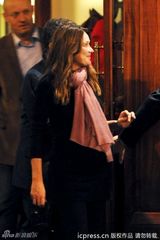 组图：法第一夫人挺大肚散步 总统搀扶当贴心好老公