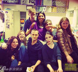 组图：《绯闻女孩》派对奈德被整 恰克醉卧美人塌