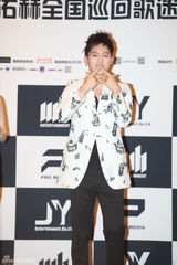 高清组图：张佑赫在京会粉丝 秀舞姿有爱互动