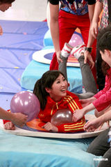 高清组图：陈伟霆《奖门人》抢镜 大玩胸爆气球