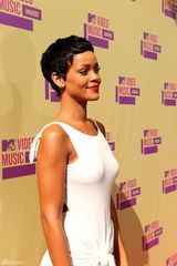 组图：小天后蕾哈娜优雅白裙扮女神