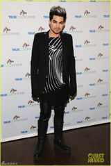 组图：兰伯特西装登杂志封面 银发俊朗展精英范