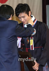 幻灯图：李秉宪出席第9届“光荣的韩国人”颁奖礼