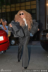 组图：Lady Gaga变母狮 另类泡泡袖西装抢镜