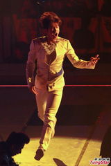 组图：东方神起开唱 劲歌热舞粉丝high不停