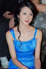 幻灯图：孙菲菲亮相上海时装周 化身淑女低调看秀