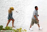 组图：碧昂丝随Jay-Z海滩度假 前凸后翘尽秀身材