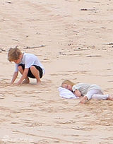 组图：茱莉沙滩黑长裙笑看小女熟睡 皮特陪养女浮潜