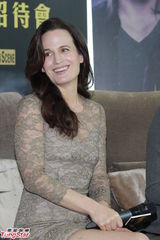 组图：Elizabeth Reaser走光 香港宣传新片颇亲民