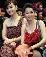 组图：陈德容蜜月度完还没领证 大秀五克拉钻戒