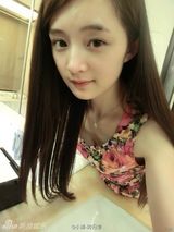 组图：女子酷似杨幂  网友直呼傻傻分不清