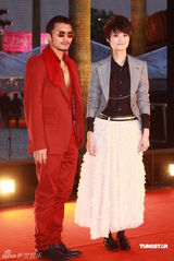 幻灯：香港金像奖颁奖红毯 李宇春裙摆飞扬