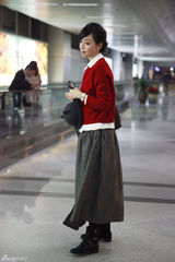 组图：张静初复古学院风现身 猫耳帽清新乖萌