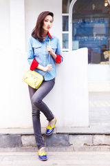 组图：张俪早春街拍红领牛仔衬衫清新