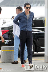 组图：韩星赵寅成赴大马 仔衫针织帽显帅气