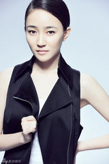 组图：焦俊艳黑白劲酷大片小清新展另类魅力