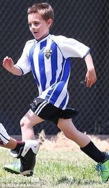 组图：布兰妮两子踢球 父亲与前夫携手围观