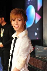 幻灯：“青春万岁”潮爆夜 李宇春曾轶可郭敬明助阵